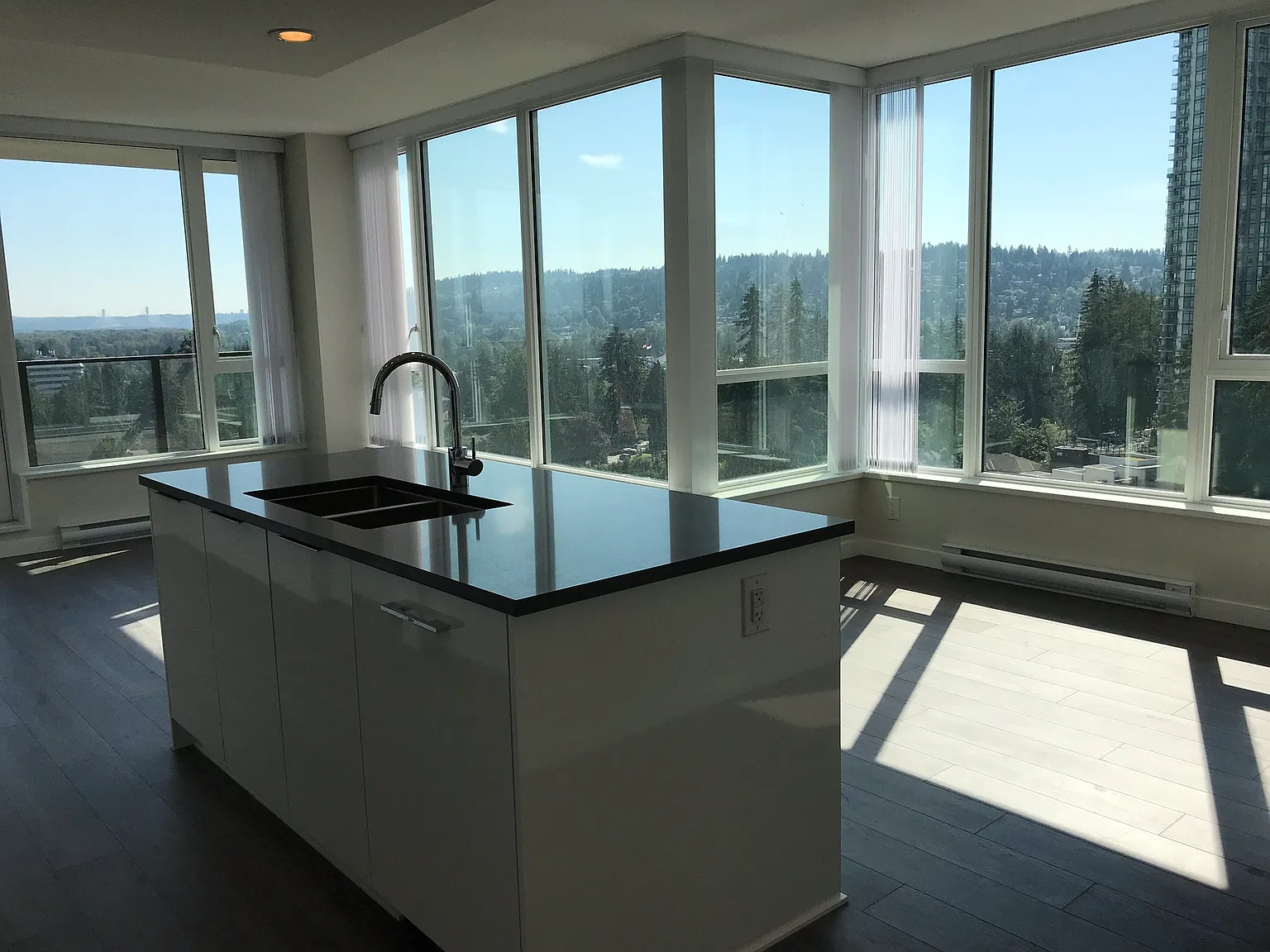 The Lloyd 2103 — Photo 4