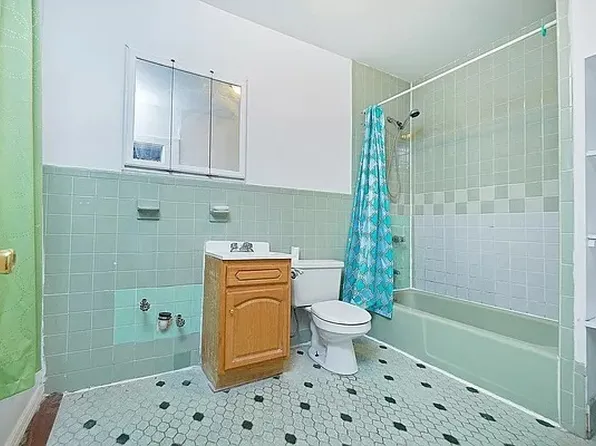 572 East New York Avenue image 8 of 9