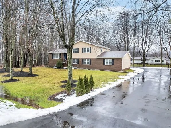 3228 Elm Dr, New Castle, PA 16105