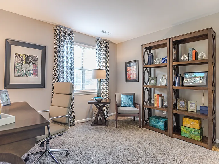 Versailles Apartments — Photo 9