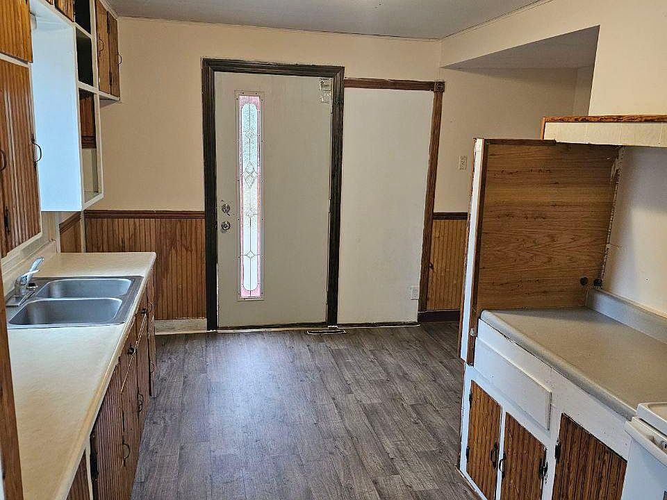 1st image of 521 1st Ave NW