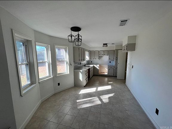 4th image of 90 Lexington Cir