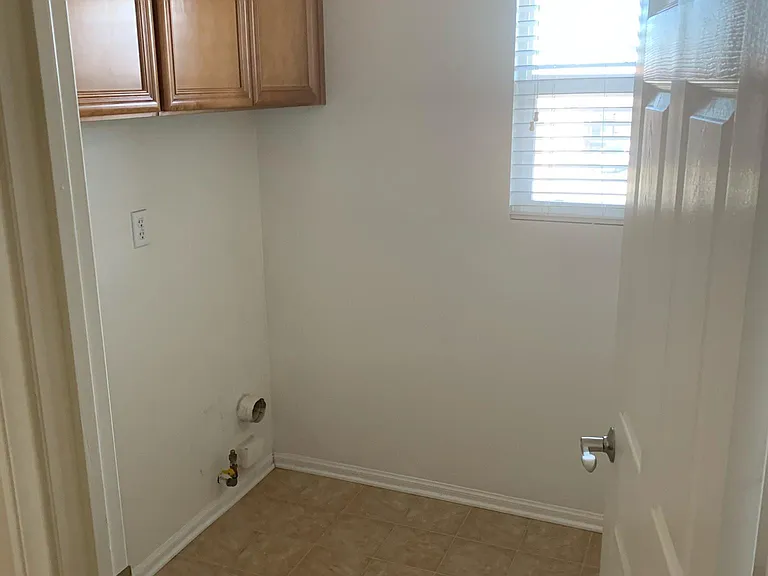 13558 Deluvina Ct — Photo 33