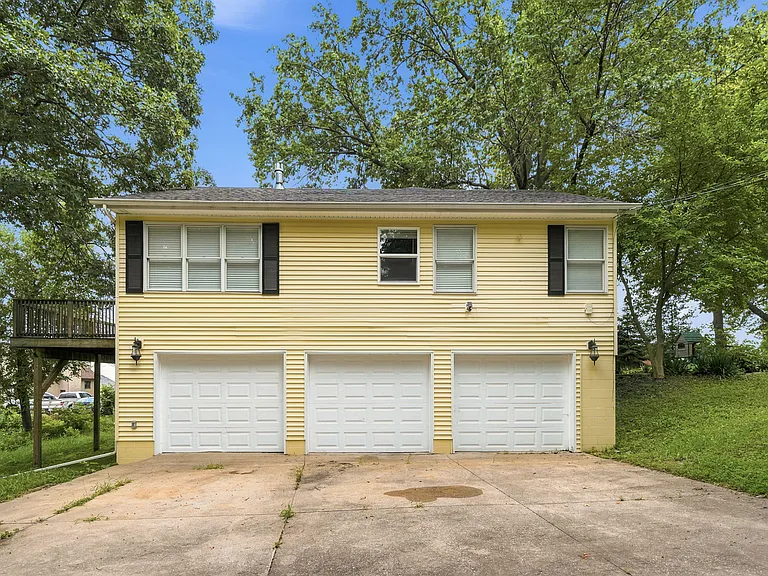 1147 Fenno Dr — Photo 3