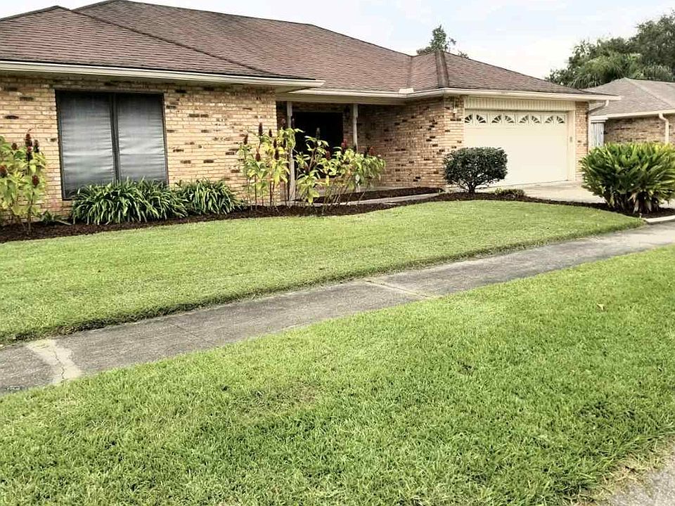 1st image of 210 Aspen Dr