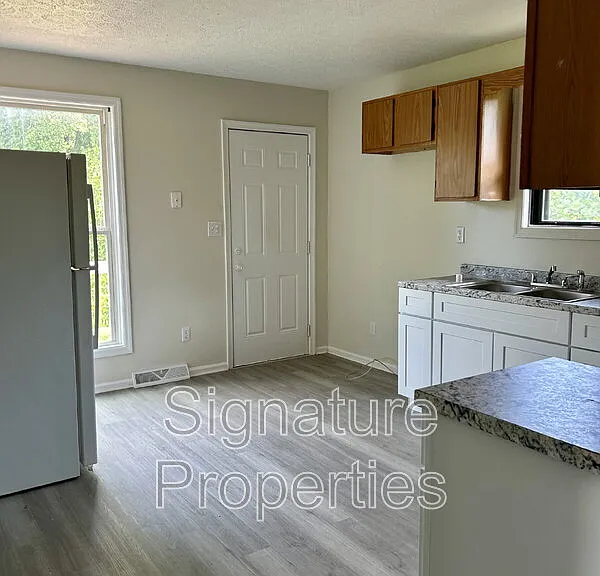 412 Virginia St — Photo 5