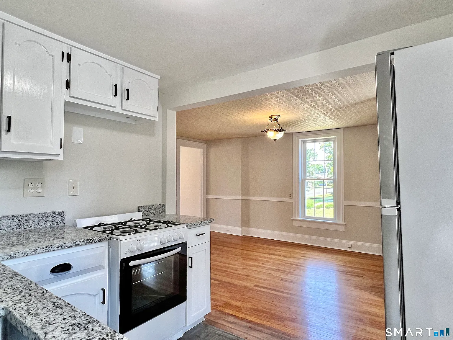 2 bed, 1.0 bath, 1326 sqft, $2,500 — Photo 3