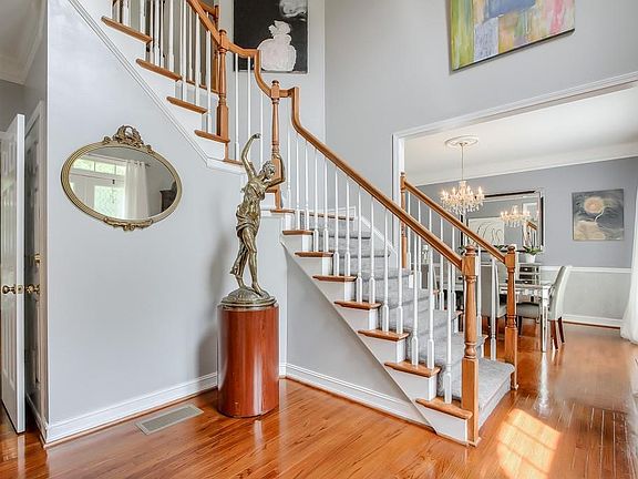 4th image of 1020 Queensgate Dr SE