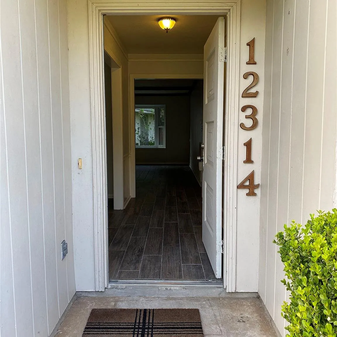 3 bed, 2.0 bath, 1828 sqft, $2,300 — Photo 3