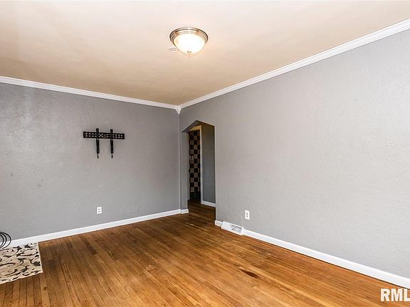 4th image of 406 N Hickory St