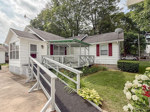 5th image of 205 Haines St