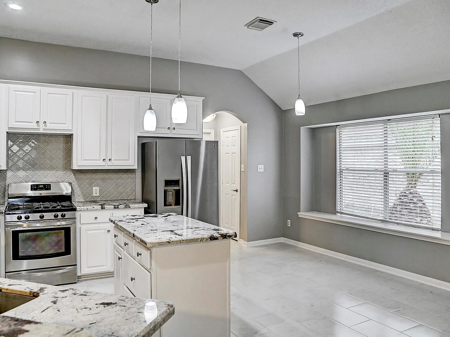 3 bed, 2.0 bath, 1931 sqft, $2,700 — Photo 3