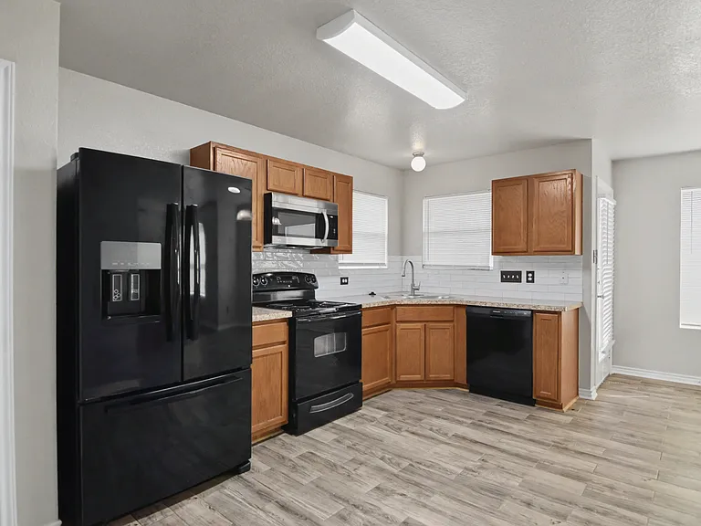 3304 Regency Ct — Photo 6