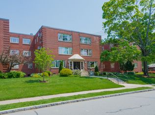 30 Outlook Ave APT 208, West Hartford, CT 06119