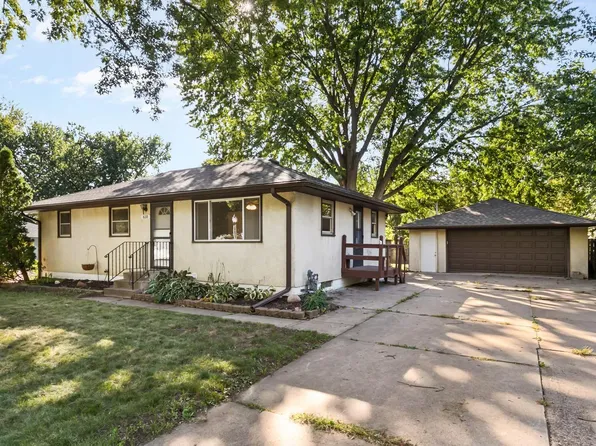 610 Grange Ave N, Oakdale, MN 55128