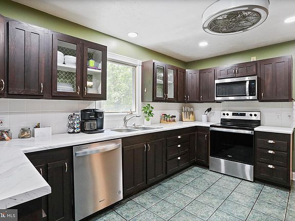 3rd image of 275 Jessamine Pl