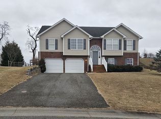 165 Windsor Dr, Christiansburg, VA 24073