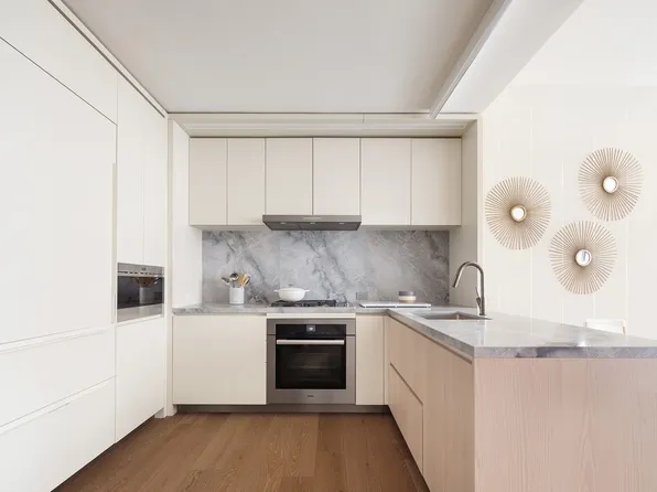 77 Greenwich Street 25D image 2 of 12