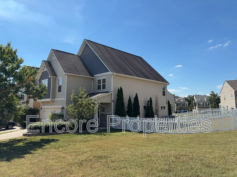 3 bed, 2.5 bath, 2330 sqft, $2,500 — Photo 2
