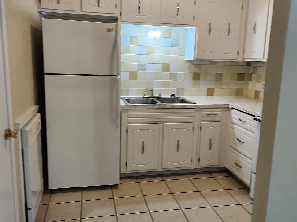 1st image of 1403 Oak Dr APT B