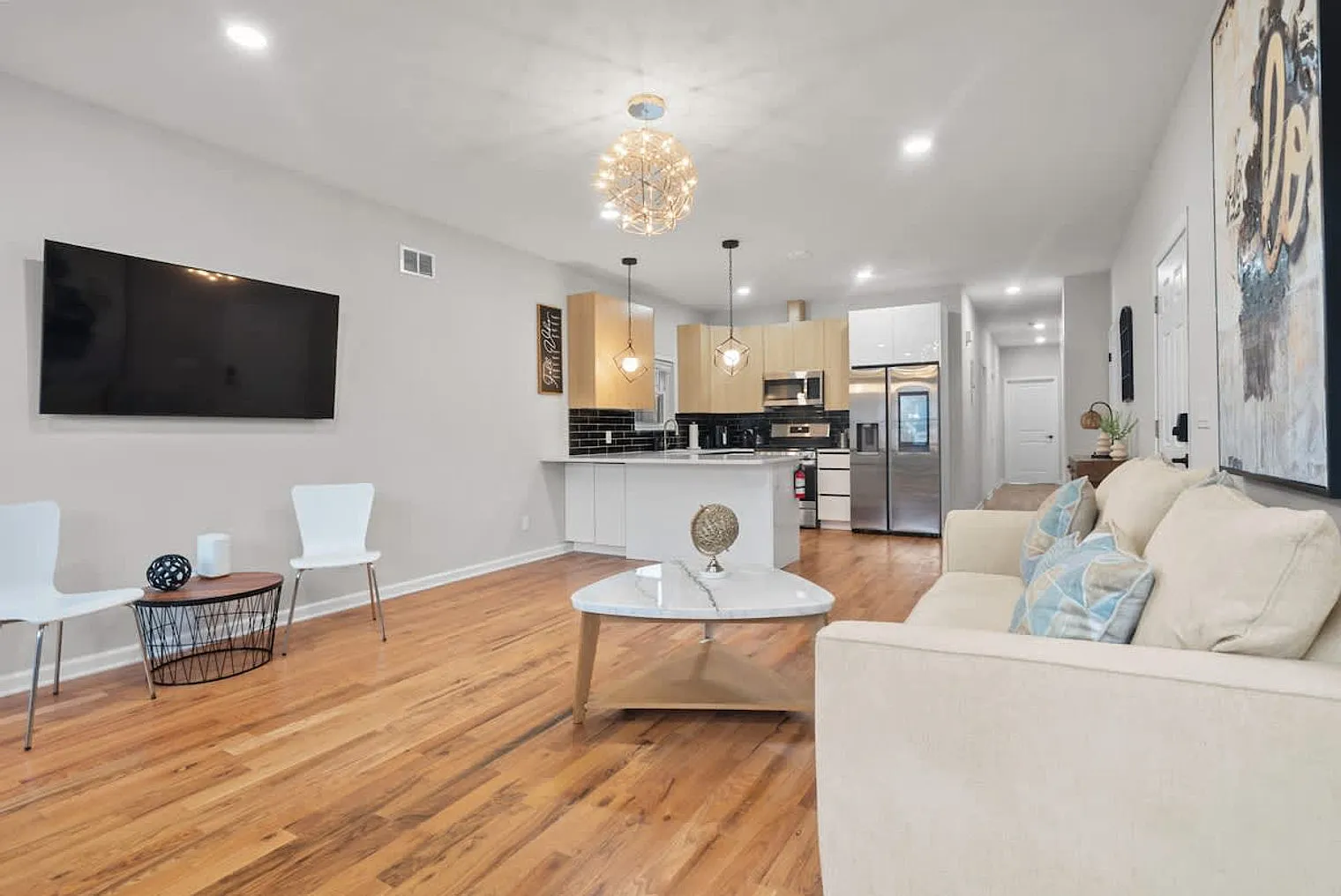 4 bed, 2.0 bath, 2497 sqft, $9,107 — Photo 4