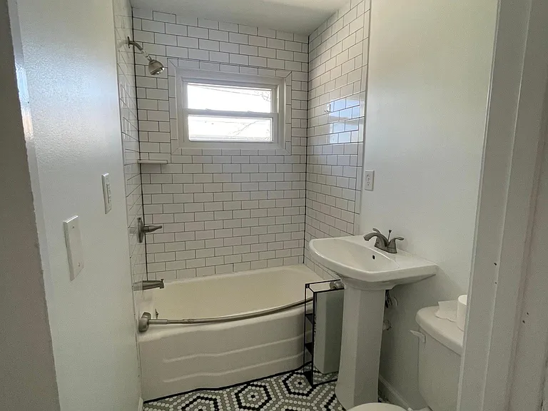 87 Vine St NW — Photo 5