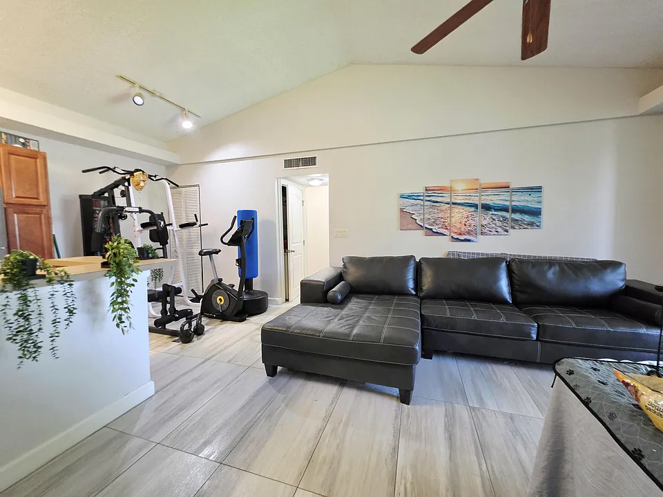 851 Lyons Rd #22206