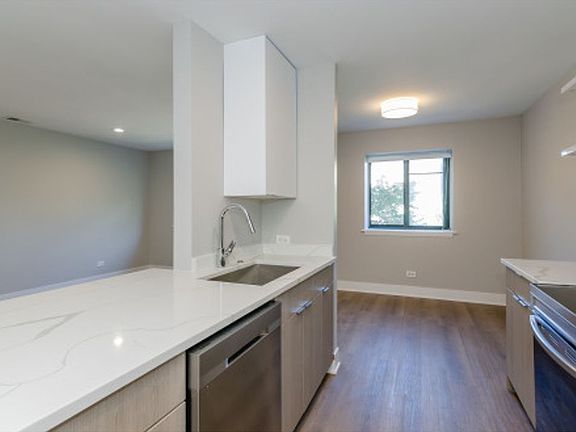 2nd image of 1533-37 N Wieland St #1E