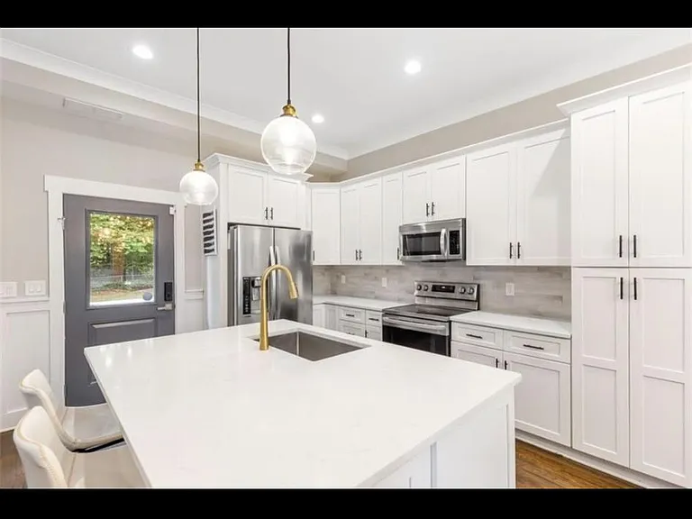 2039 Glendale Dr — Photo 4