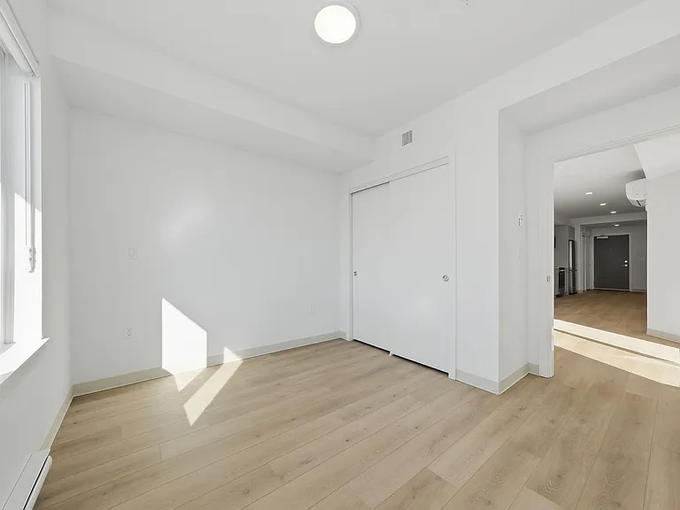 1529 Oxford St — Photo 90