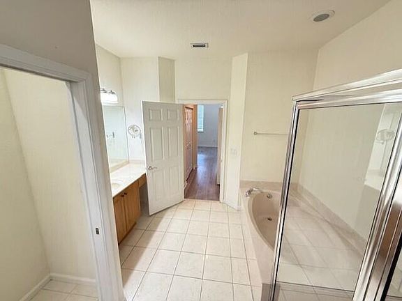 4th image of 221 Greenwich Circle #208
