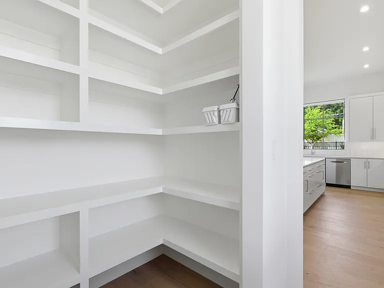 9855 Kingsway Ave — Photo 17