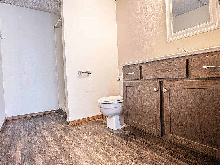 1024 E Walnut St — Photo 8