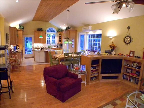4th image of 11 Juniper Ln