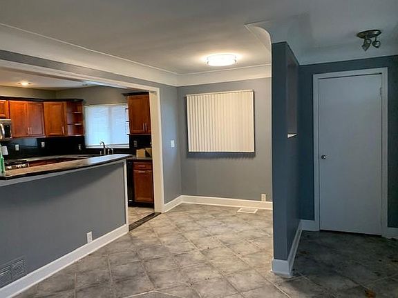 4th image of 407 W Brickley Ave