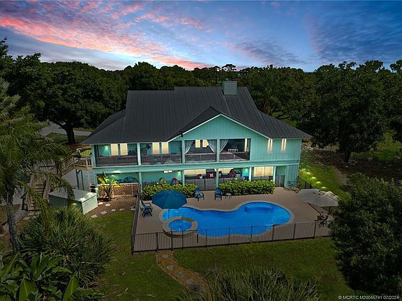 2nd image of 305 SW La Mesa Ln