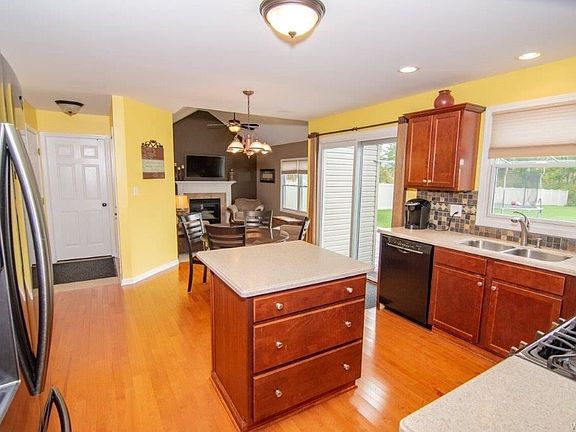 5th image of 75 Caldwell Dr