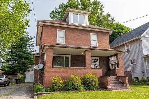 275 E York St — Photo 2