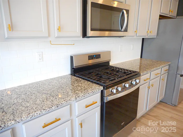3058 Eastcott Ave — Photo 8