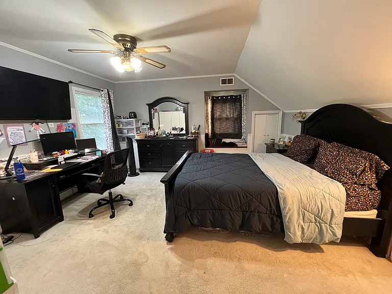 Master bedroom (2nd floor)