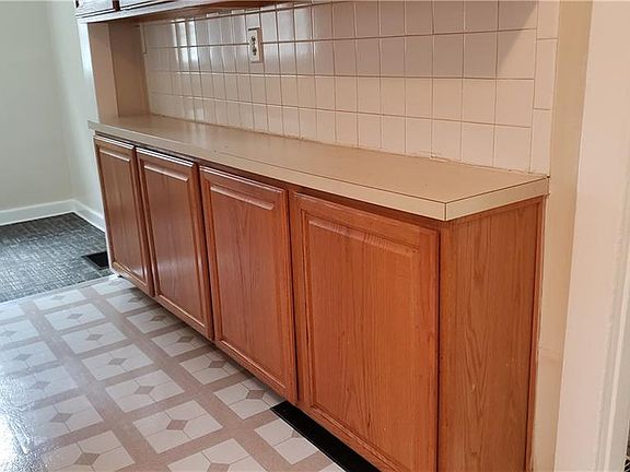 4th image of 40 Knecht Dr