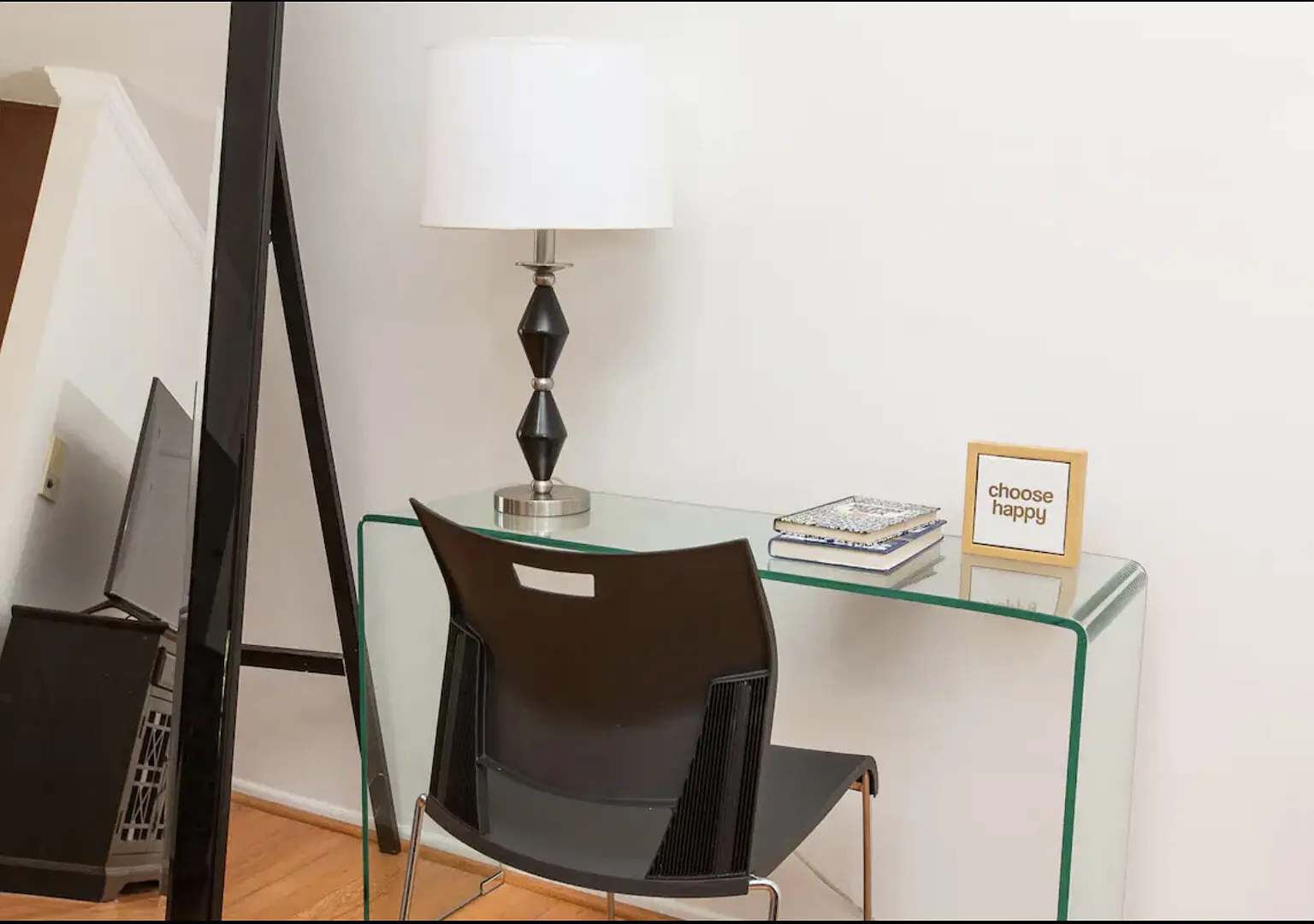Stylishly Chic & Sunny 2 BDRM Flat in Weho! — Photo 4