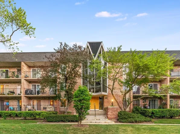 1041 N Mill St APT 110, Naperville, IL 60563