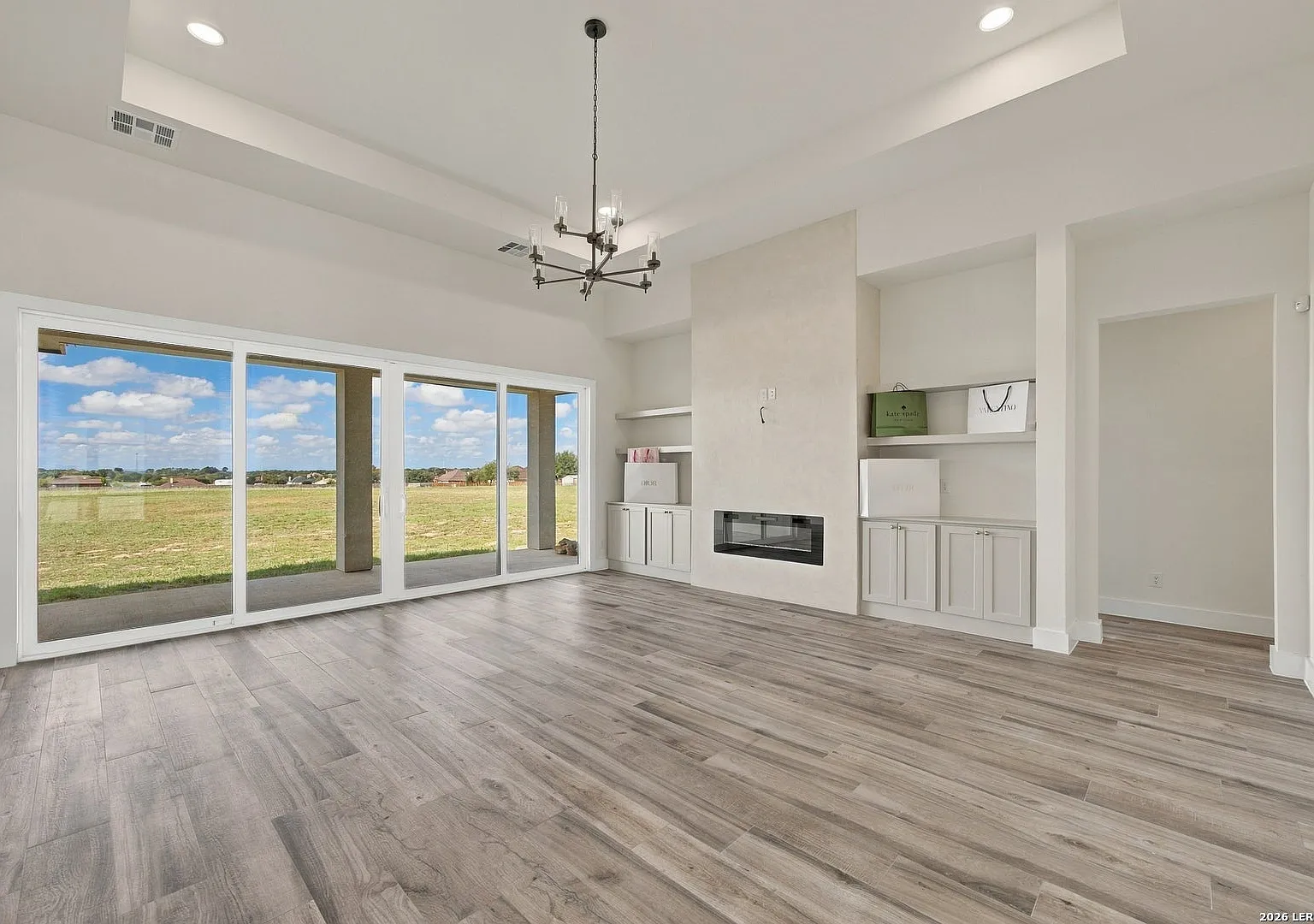 4 bed, 4.5 bath, 3892 sqft, $4,995 — Photo 4