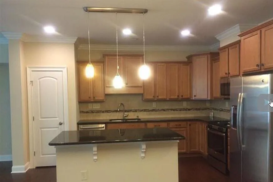 3 bed, 2.5 bath, 2011 sqft, $2,100 — Photo 2