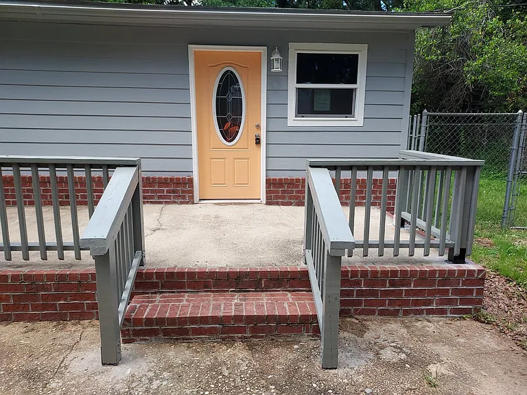 150 E Ensley St — Photo 2