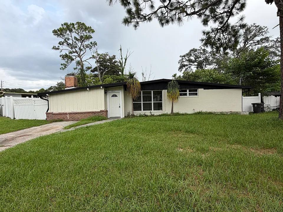 7957 Lorient Dr