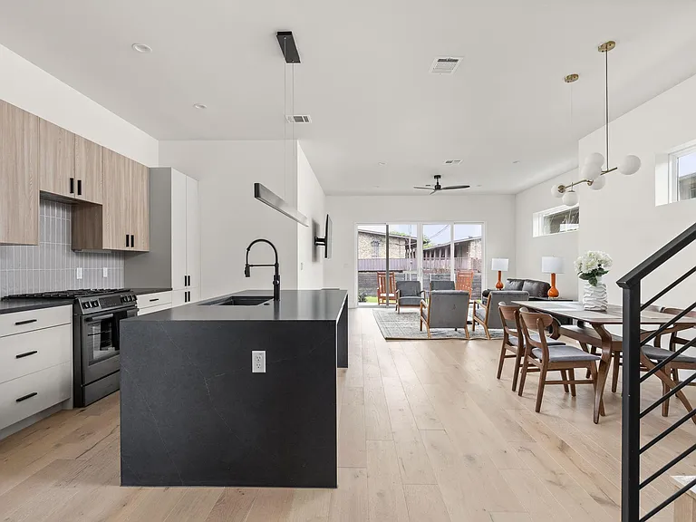 1402 Summit St #A — Photo 3