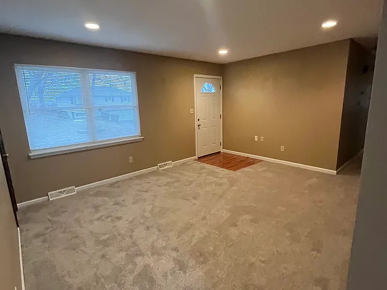 916 NE Wien Ave — Photo 2