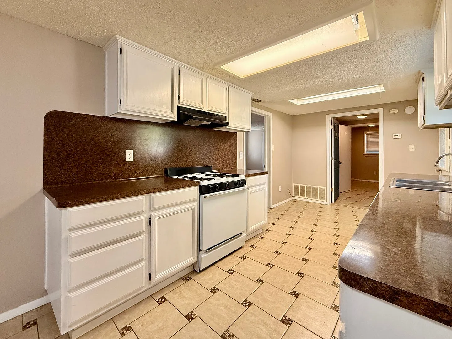Large 2/2 Single Family Home in White Oak! — Photo 2